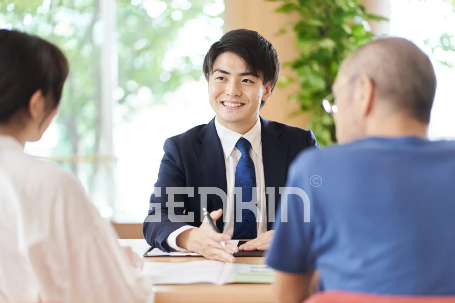 Nhật Bản Cân Nhắc Nâng Ngưỡng Thu Nhập Chịu Thuế Cho Người Phụ Thuộc